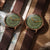 Herrenuhr-Set mit zwei Uhren: grünes Zifferblatt, orange Zeiger, braunes Lederarmband