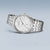 Herrenarmbanduhr mit silbernem Metallarmband, weißem Zifferblatt und Indexmarkierungen