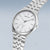 Herrenarmbanduhr mit silbernem Metallarmband und rundem Gehäuse, weißes Zifferblatt