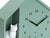 Nahaufnahme der Wanduhr: Mintgrünes Hausgehäuse, Ziffern 12–6, schwarze Zeiger und Katzenmotiv