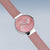 Damenuhr mit rosa Mesh-Armband und silbernem Gehäuse, Zifferblatt mit feiner Struktur