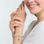 Pinguin-Charm am Perlenarmband, 925 Sterlingsilber, an der Hand getragen