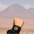 Herrenuhr am Handgelenk mit schwarzem Armband und dunklem Ziffernblatt