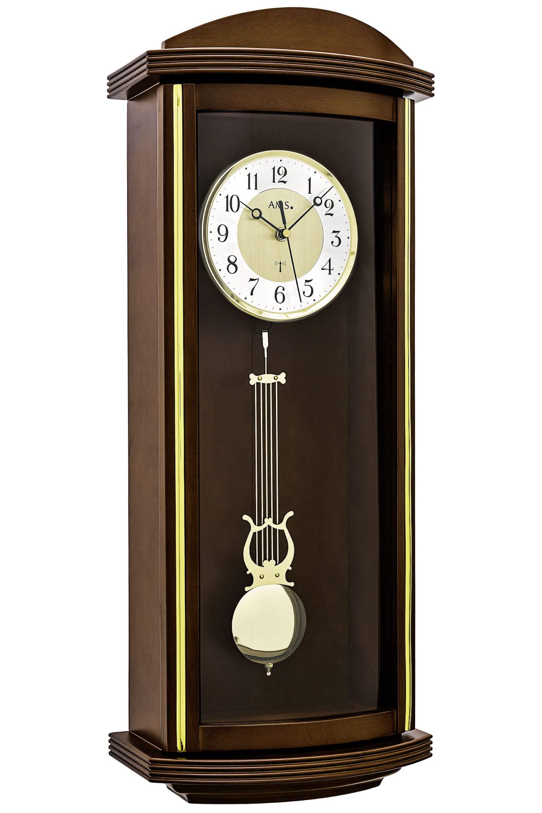 Wanduhr mit dunklem Holzgehäuse und rundem Zifferblatt; sichtbares Pendel