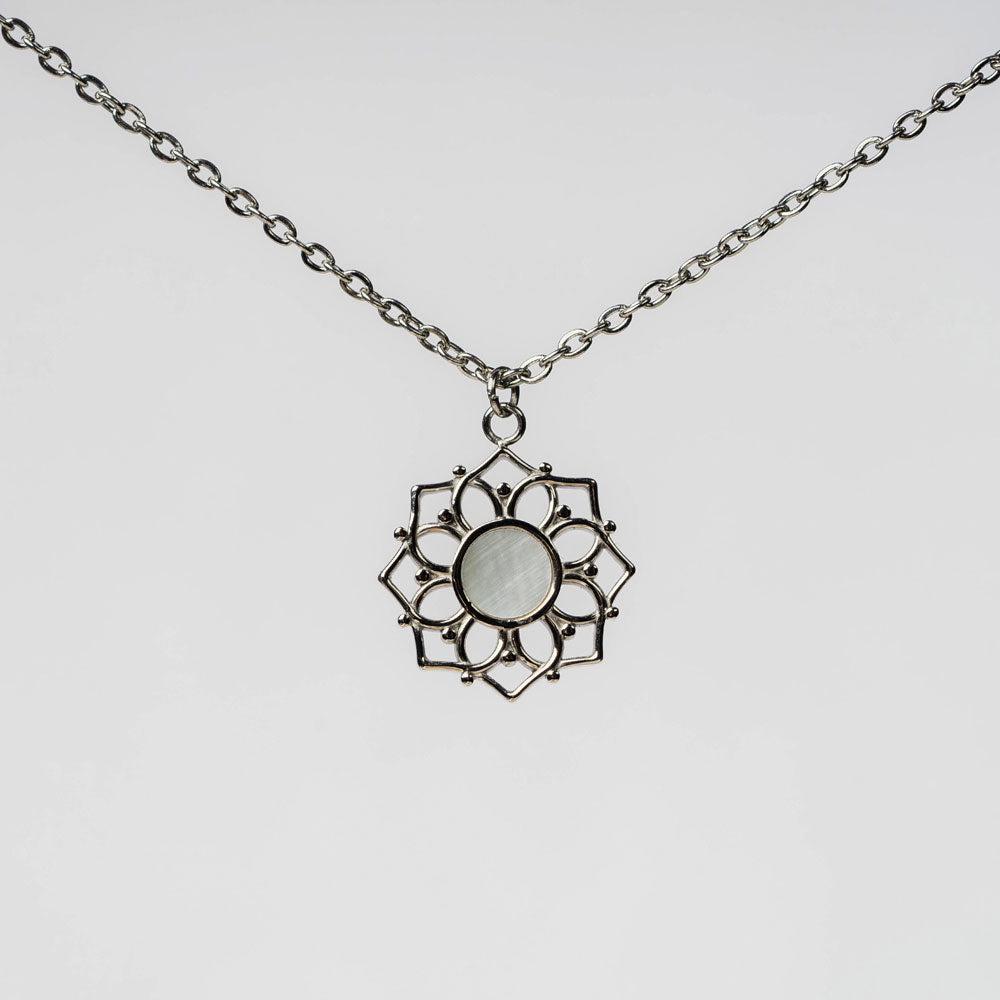 Halskette mit weißem Perlmutt Anhänger - Holzkern Modell: Jewelry