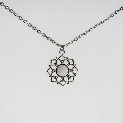 Halskette mit weißem Perlmutt Anhänger - Holzkern Modell: Jewelry