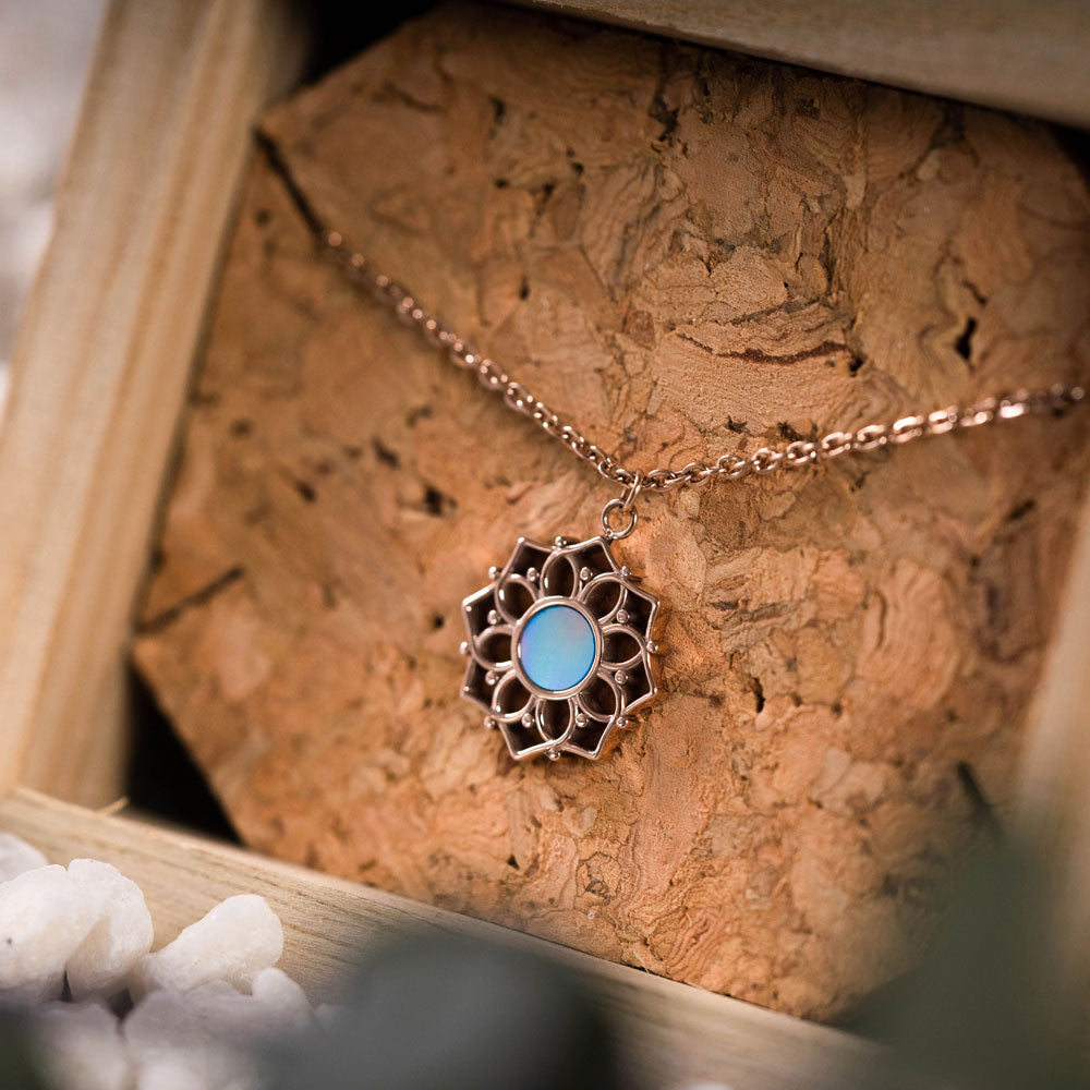 Halskette mit blauem Perlmutt Anhänger - Holzkern Modell: Jewelry