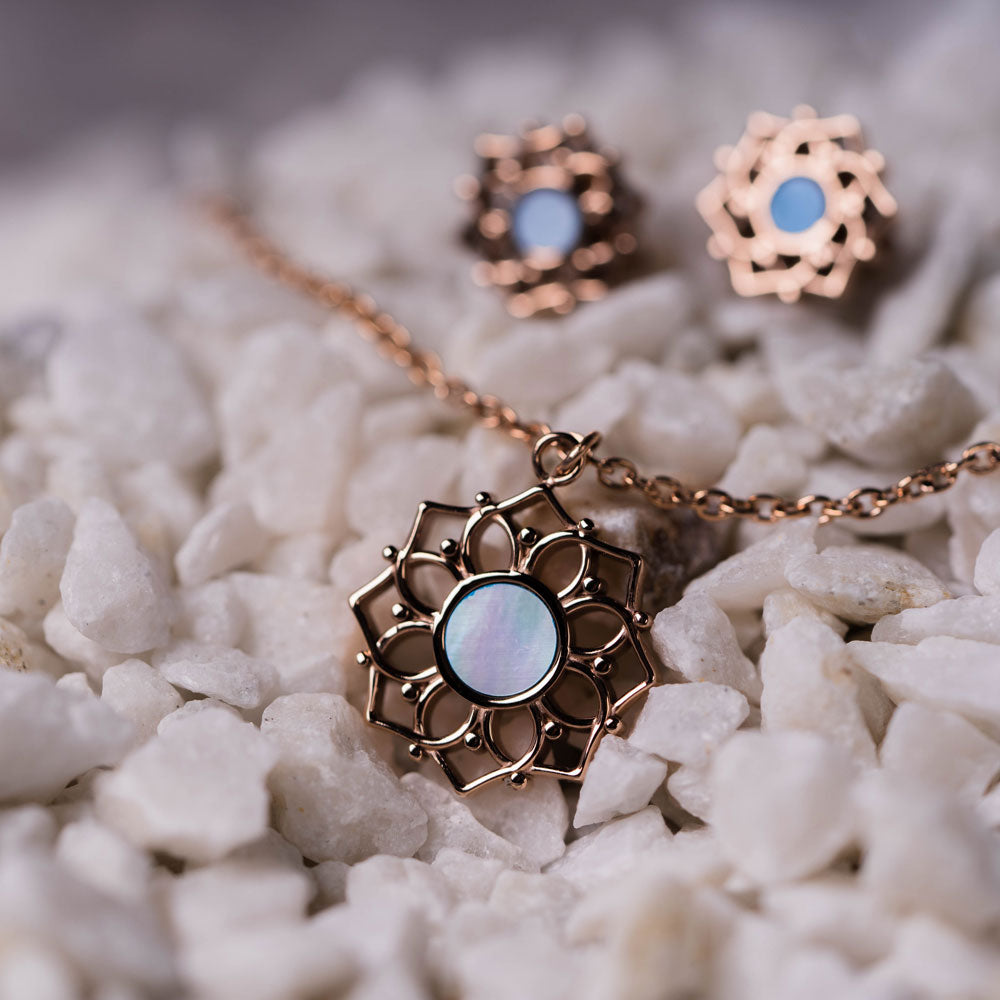 Halskette mit blauem Perlmutt Anhänger - Holzkern Modell: Jewelry