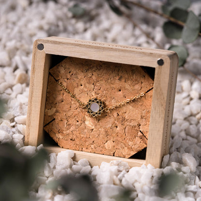 Armband mit weißem Perlmutt Anhänger - Holzkern Modell: Jewelry