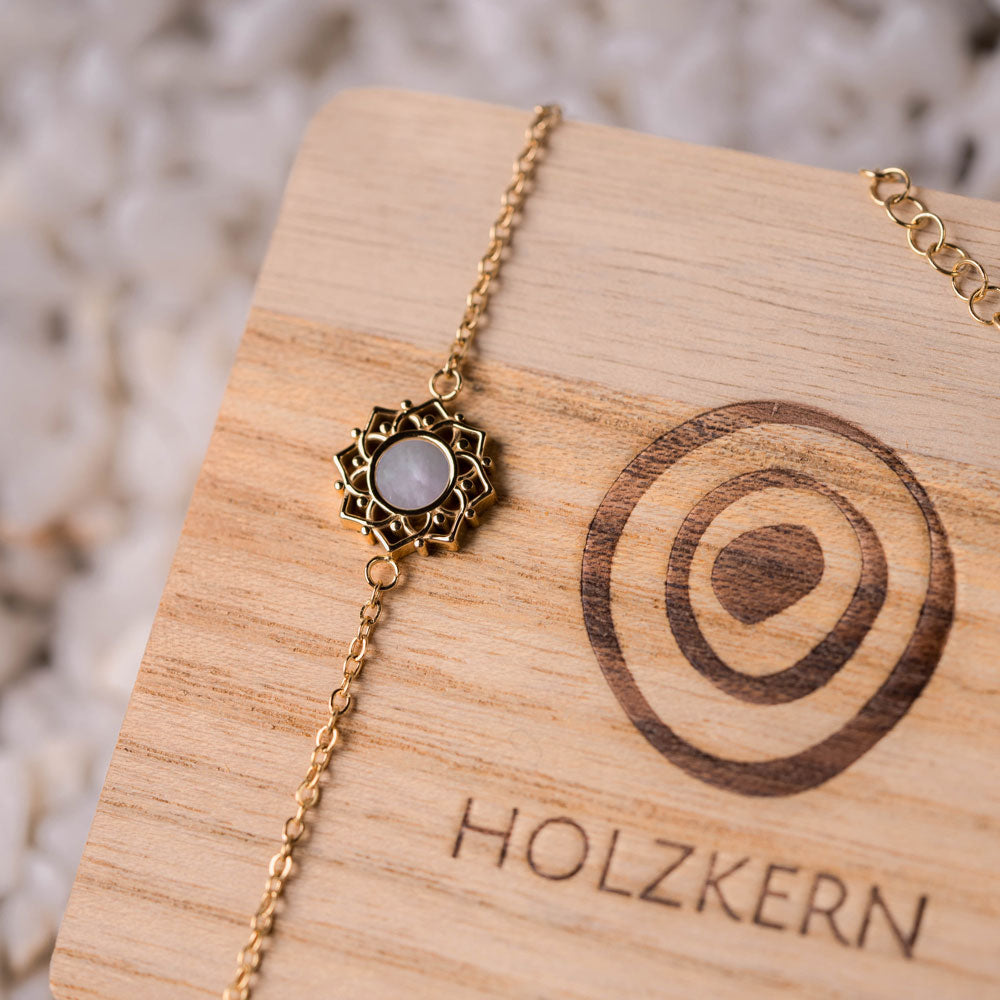 Armband mit weißem Perlmutt Anhänger - Holzkern Modell: Jewelry