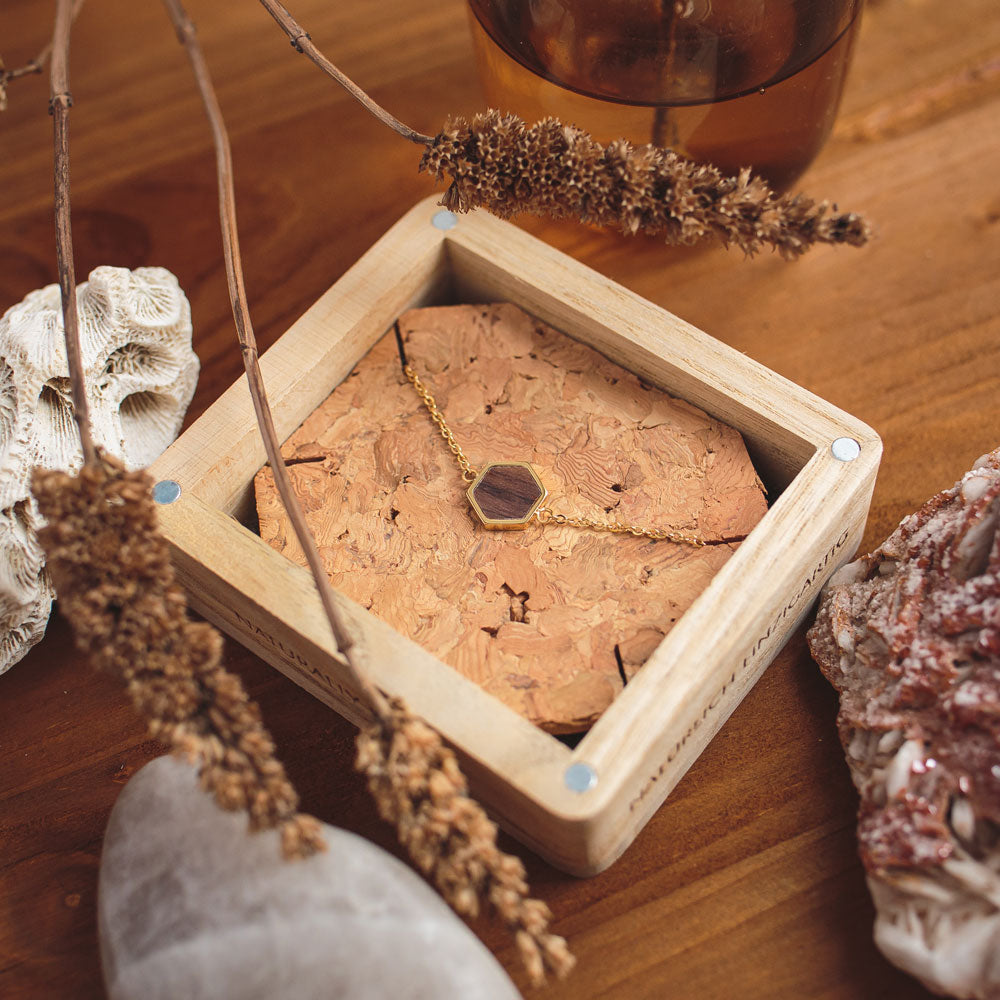 Facade Armband mit eckigem Holz Anhänger - Holzkern Modell: Jewelry