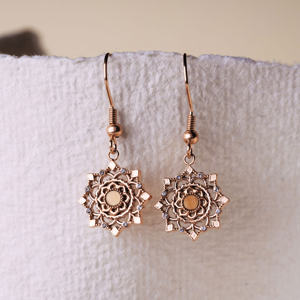 Aphonia Ohrhaenger Schneeflocke aus Holz Holzkern Modell Jewelry