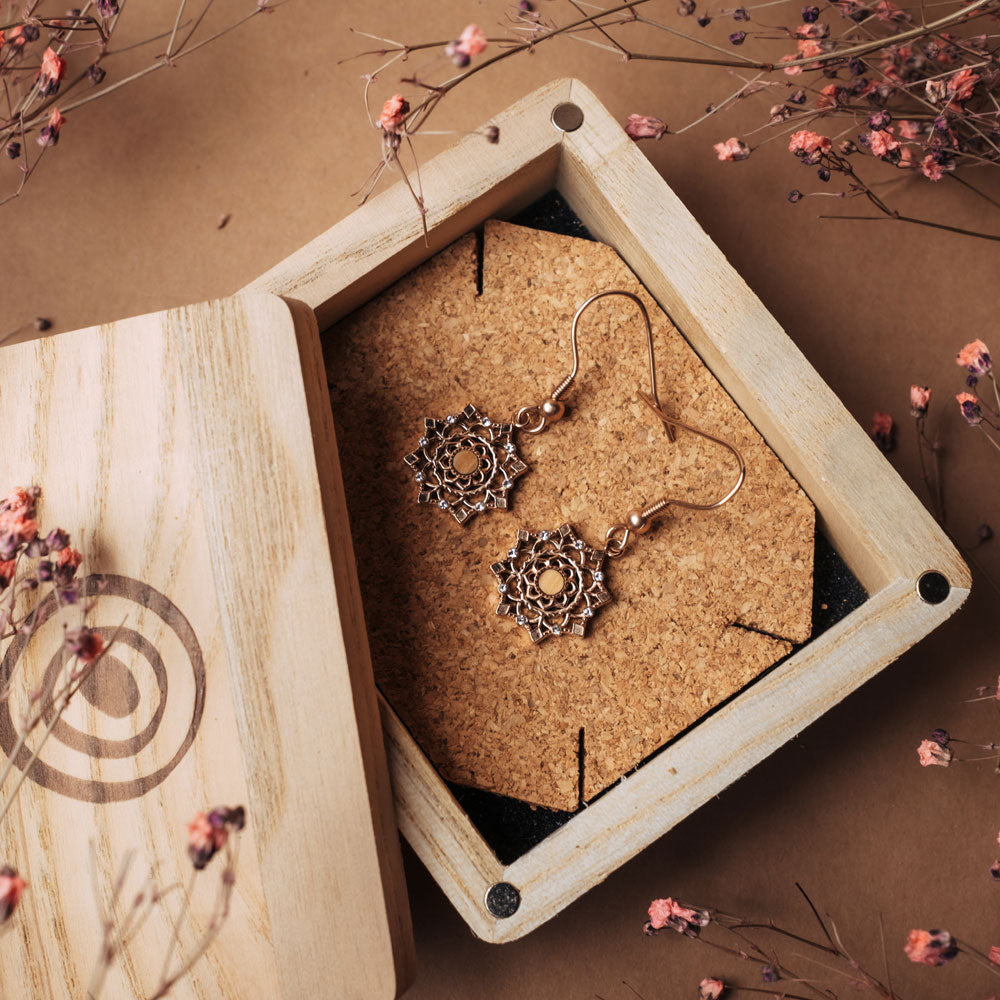 Aphonia Ohrhaenger Schneeflocke aus Holz Holzkern Modell Jewelry