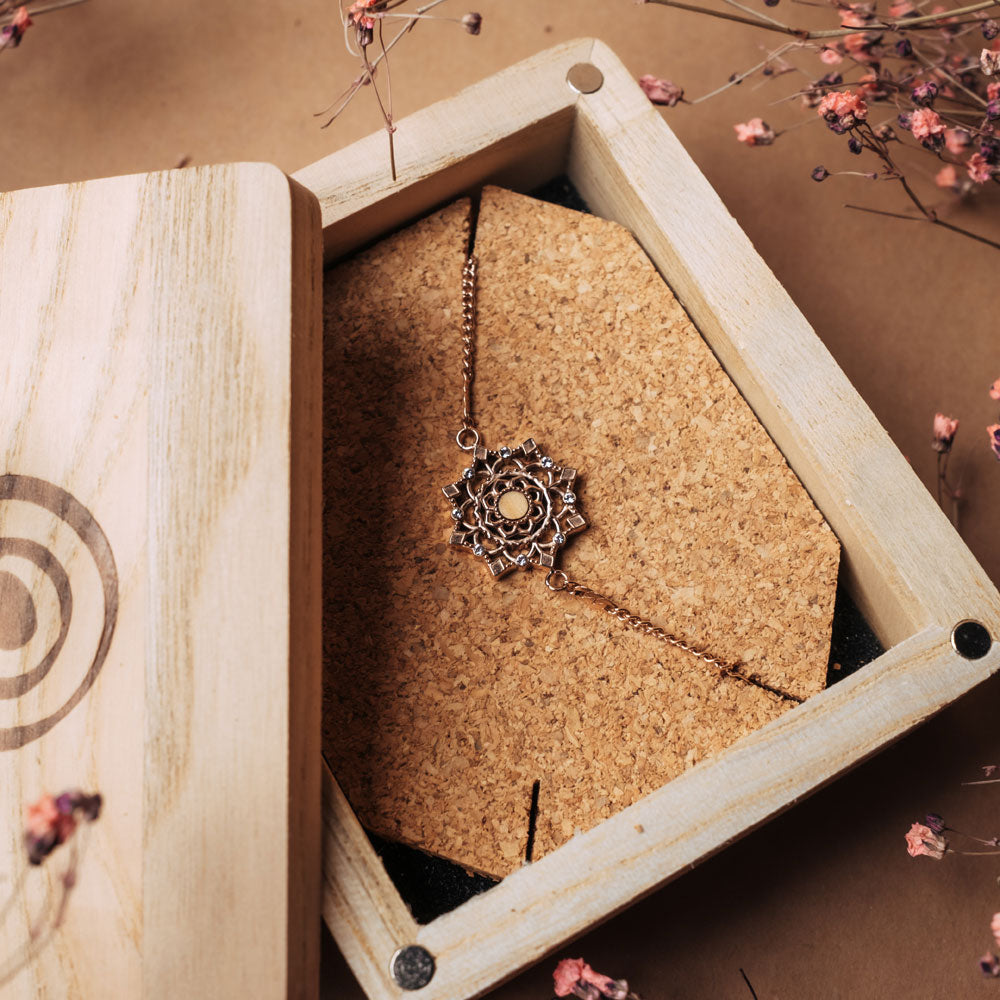 Aphonia Armband mit Schneeflocken Anhänger - Holzkern Modell: Jewelry