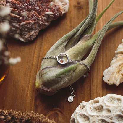 Armband mit rundem Anhaenger und Holzelement Holzkern Modell Jewelry