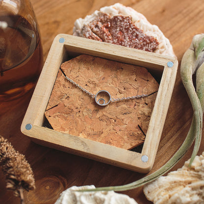 Armband mit rundem Anhaenger und Holzelement Holzkern Modell Jewelry