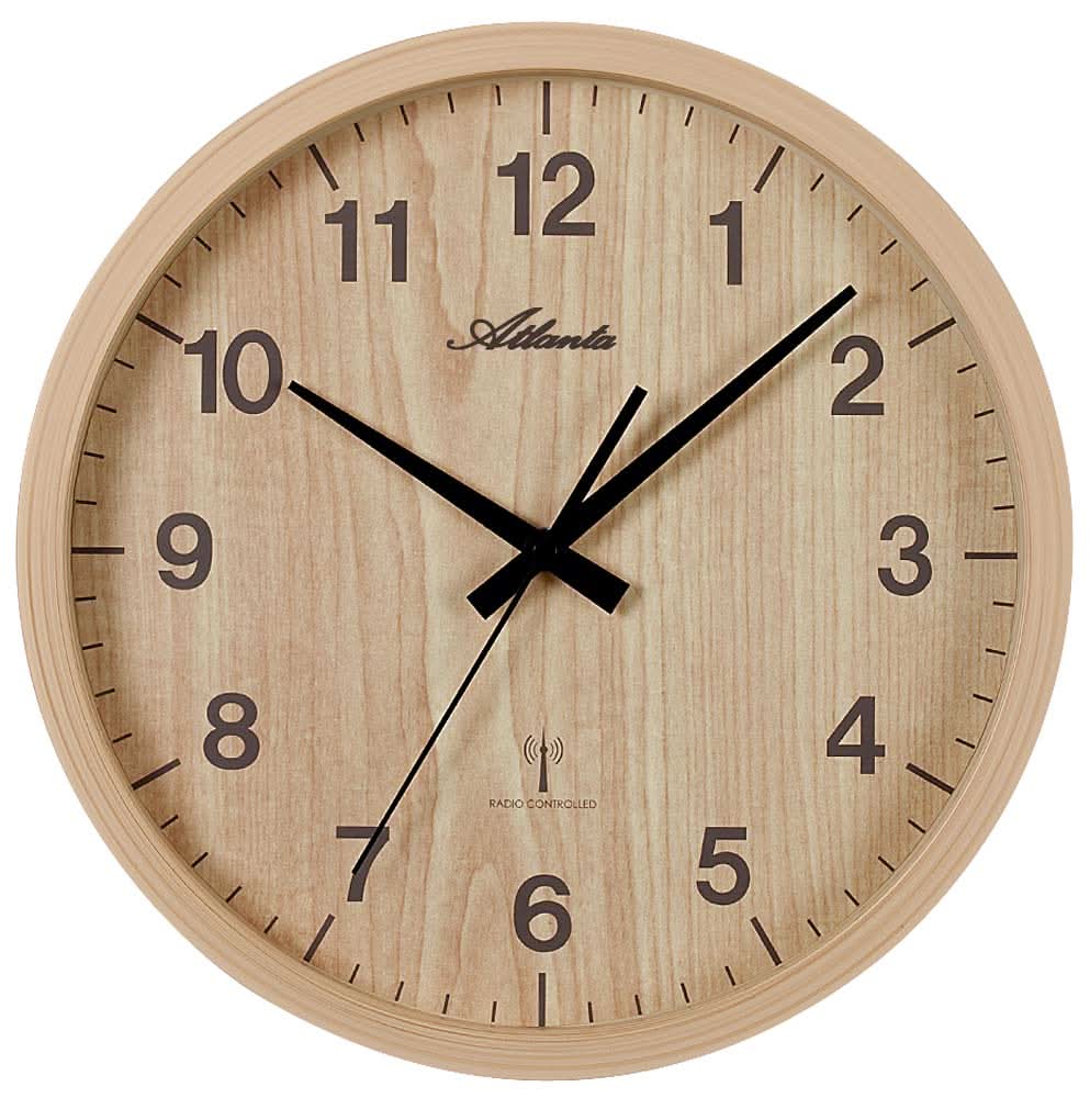 Runde Wanduhr mit Holzoptik, beigen Ziffern, schwarzen Zeigern und Minutenmarkierungen