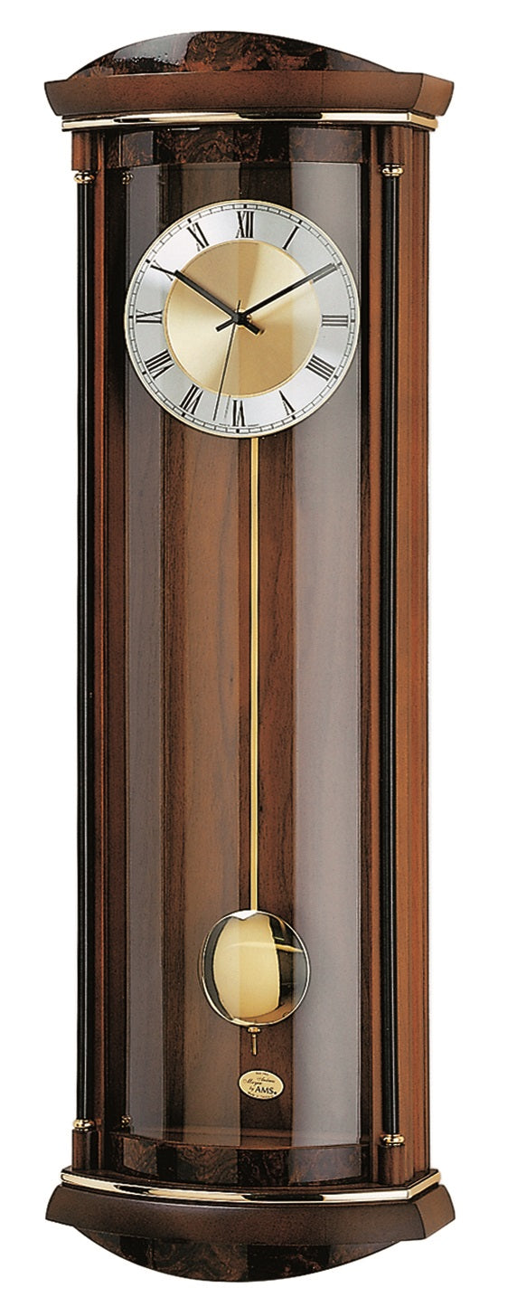 Wanduhr mit Nussbaumholzgehäuse, rundem Ziffernblatt und goldfarbenem Pendel