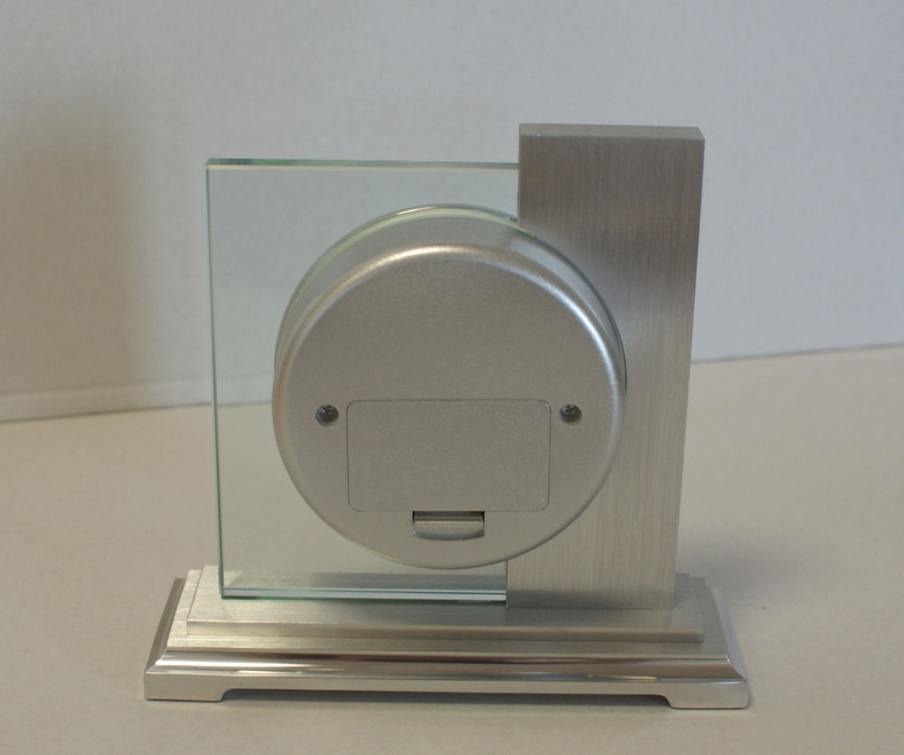 AMS Tischuhr 16x17x6 cm Metall • Modernes Funkwerk • Elegantes Design