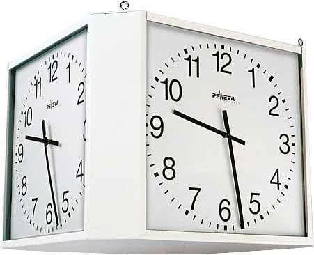 Moderne Wanduhr mit zwei Zifferblättern, weißen Anzeigen und schwarzen Zeigern