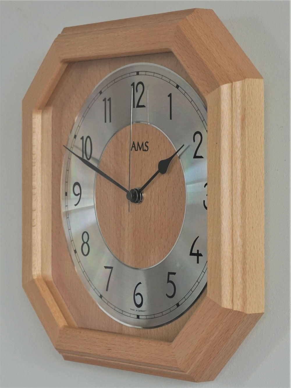AMS Wanduhr 26x26x5 cm Holz • Funkgesteuert • Edles Buchenholzdesign