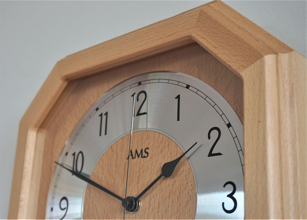AMS Wanduhr 26x26x5 cm Holz • Funkgesteuert • Edles Buchenholzdesign