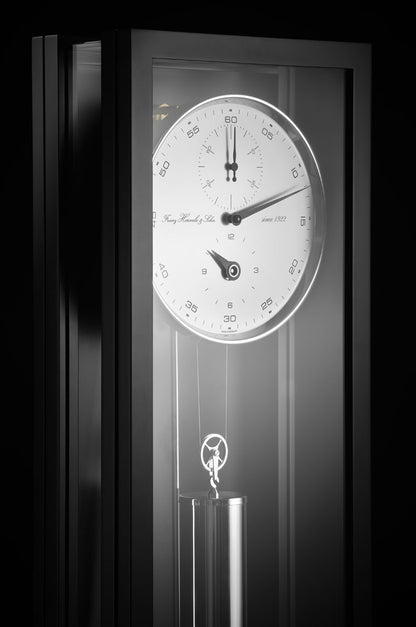 Hermle Wanduhr 86x23x13 cm Holz • Modernes Design • Präzisionsuhrwerk