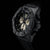 Chronographen-Herrenuhr im Dunkeln, schwarzes Zifferblatt mit leuchtenden grünen Indizes