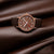 Mondaine Unisex-Uhr mit braunem Lederband; rundes Gehäuse und braunes Zifferblatt mit Zeigern.