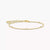 Goldfarbenes Armband mit weißen Steinen und ovalen Gliedern