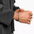 Armband am Handgelenk mit schwarzem und silbernem Perlenmuster