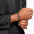 Schmuckarmband am Handgelenk mit schwarzer Kette und silbernen Gliedern
