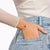 Silbernes Armband am Handgelenk mit pinkem Herzstein und feiner Gliederkette