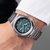 Titan-Herrenuhr am Handgelenk mit grünem Zifferblatt und Metallgliederarmband