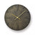 Väggklocka med mörk urtavla, gyllene visare och indexmarkeringar