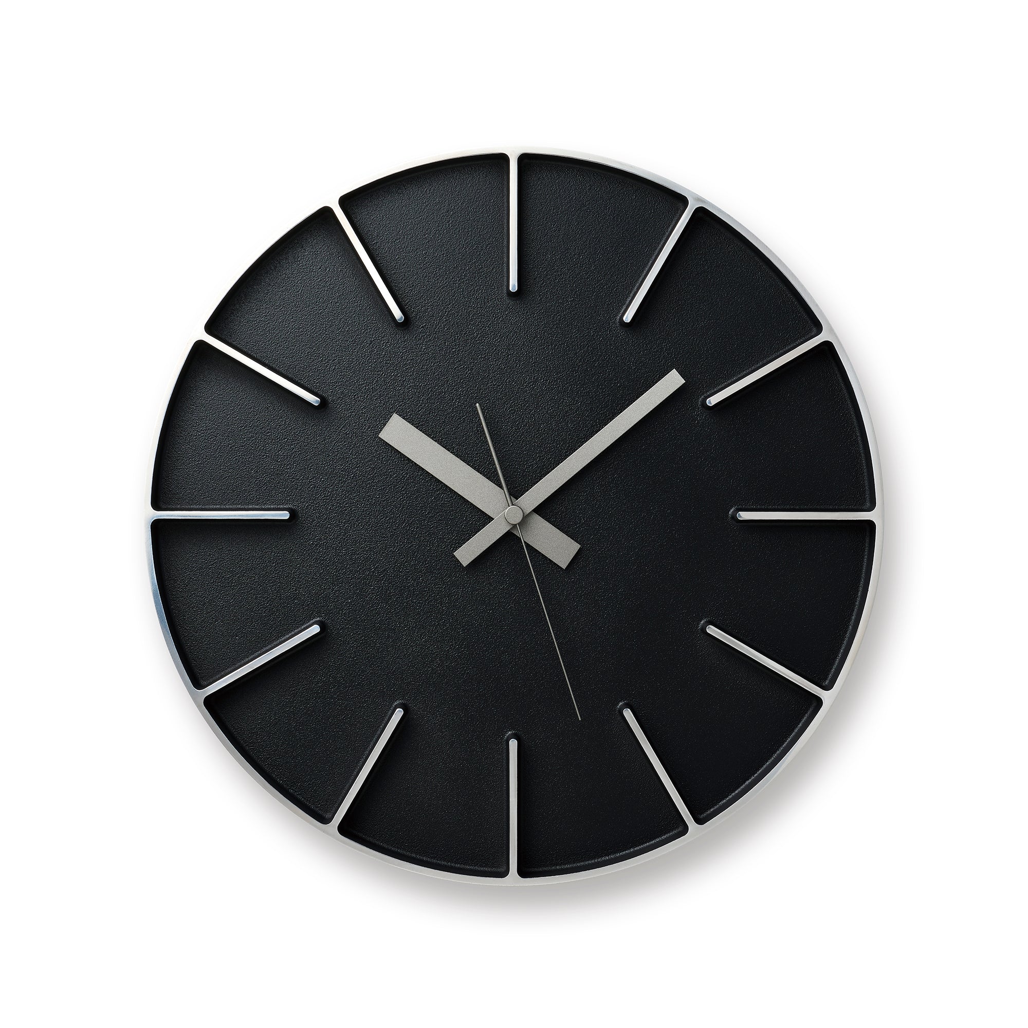 Schwarze runde Wanduhr mit silbernen Zeigern und schmalen Indexstrichen