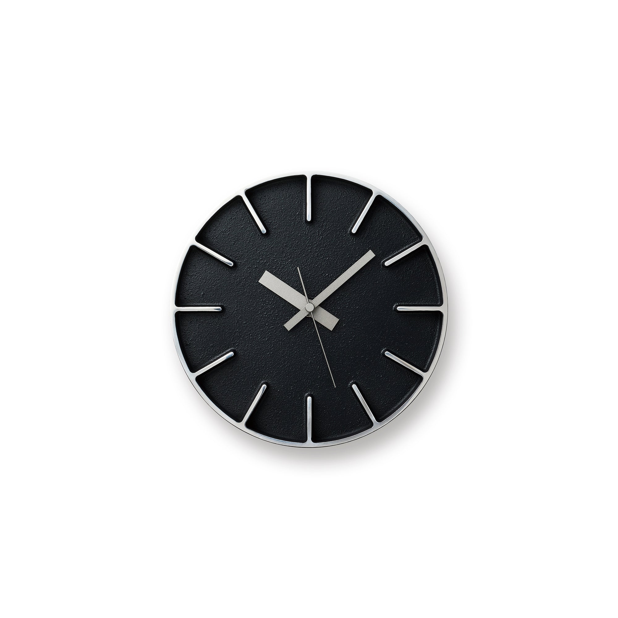 Schwarze runde Wanduhr mit weißen Stundenmarkern und silbernen Zeigern