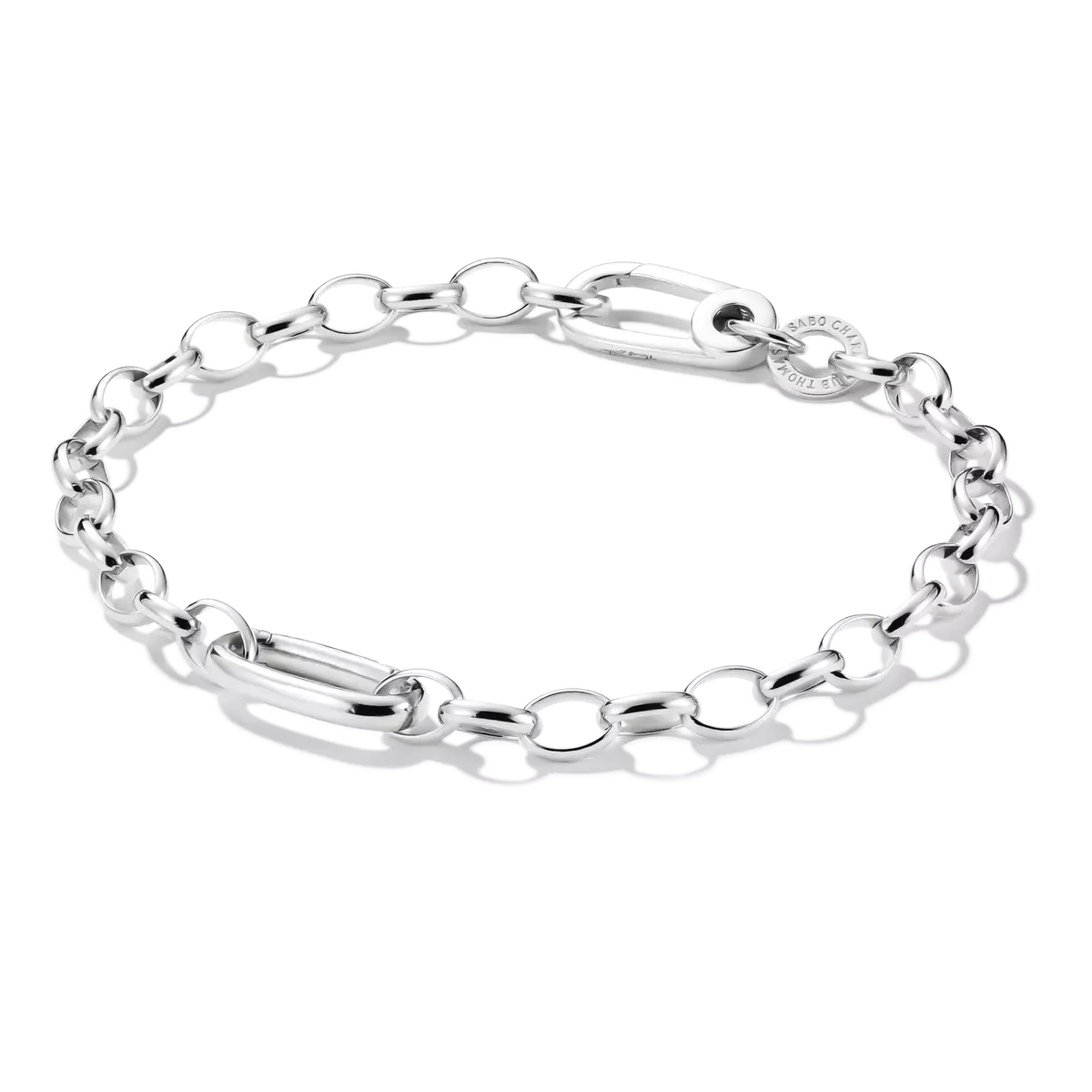 Silberfarbenes Charm-Armband mit Gliedern und verstellbarer Schließe