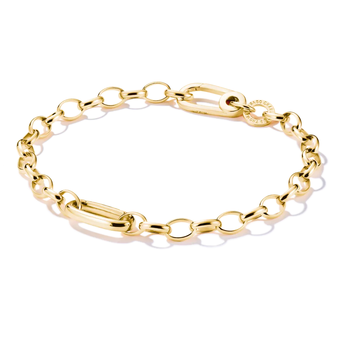 Vergoldetes Glieder-Charm-Armband mit ovalen Gliedern und Ring-Charms