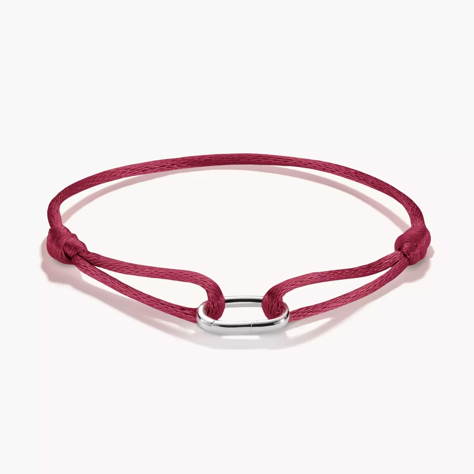 Textilarmband aus rotem Band mit silbernem Verbinderring und Knoten-Enden