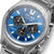 Herrenuhr Nahansicht: blaues Zifferblatt mit Chronograph-Subzifferblättern und Titangehäuse