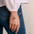Silberner Charm am Armband mit Snoopy- und Woodstock-Figur am roten Hundehäuschen