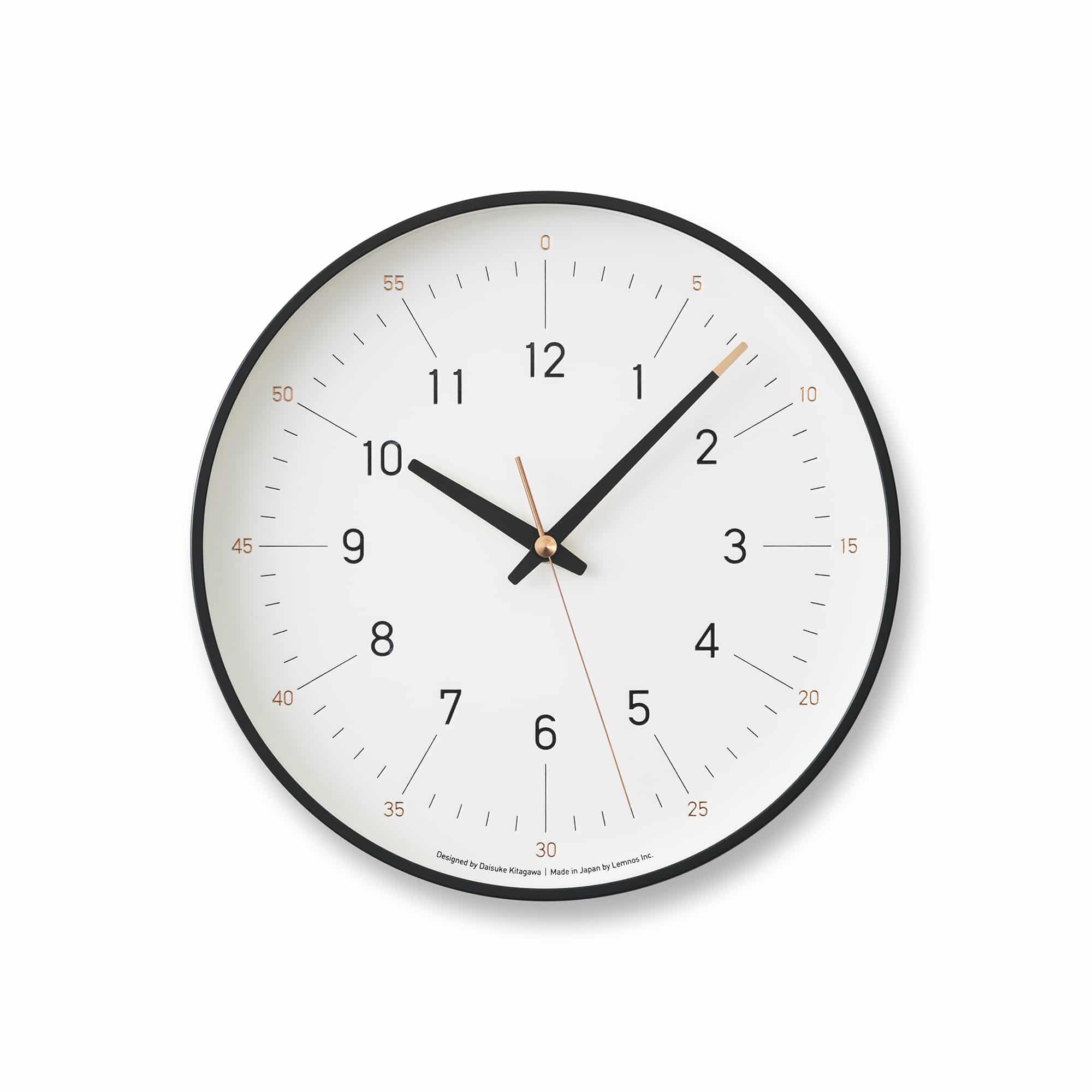 Weiße Wanduhr mit schwarzem Rand, arabischen Ziffern und Sweep-Quarzwerk.