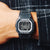 Casio G-Shock Herrenuhr am Handgelenk mit schwarzem Armband und digitaler Anzeige