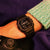 Casio G‑SHOCK Digitaluhr am Handgelenk, schwarzes Gehäuse mit orangefarbener Anzeige