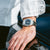 Herrenarmbanduhr am Handgelenk mit Stahlband und schwarzem Zifferblatt