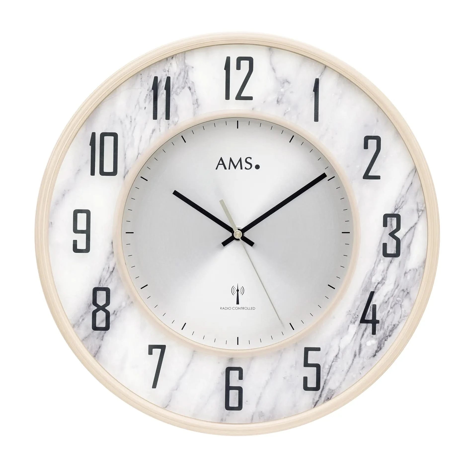 Wanduhr mit Marmoroptik, beigem Rahmen, schwarzen Ziffern und Zeigern, weißem Zifferblatt