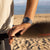 Damenuhr am Handgelenk mit blauem Zifferblatt und Edelstahl-Gliederarmband