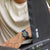 Damenuhr am Handgelenk mit blauem Zifferblatt und blauem Armband