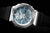 Herrenarmbanduhr mit blauem Zifferblatt, silbernem Gehäuse und breitem schwarzem Armband